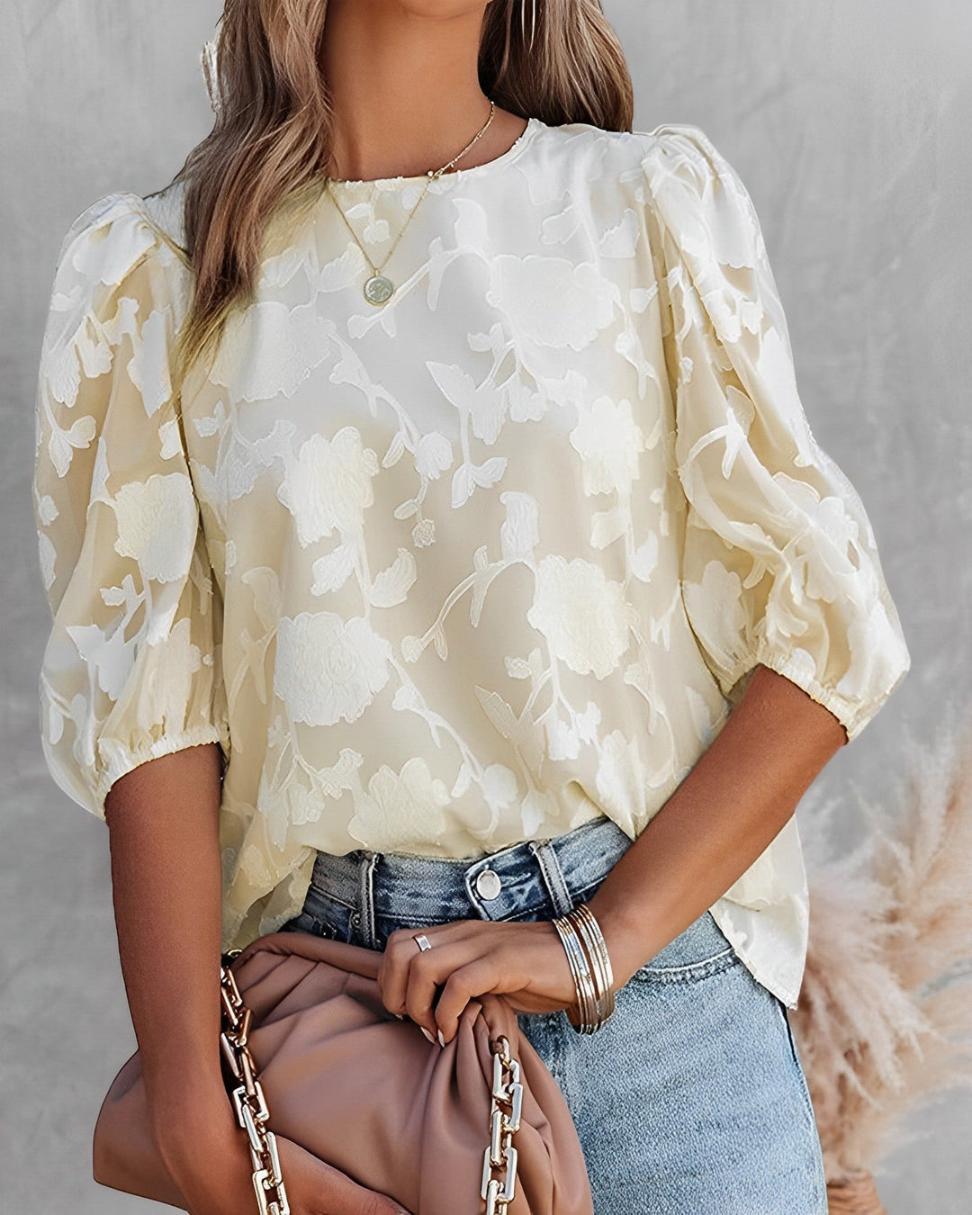 Chemisier Nova à imprimé floral pour femme, coupe légère et tissu fluide adapté aux tenues estivales.