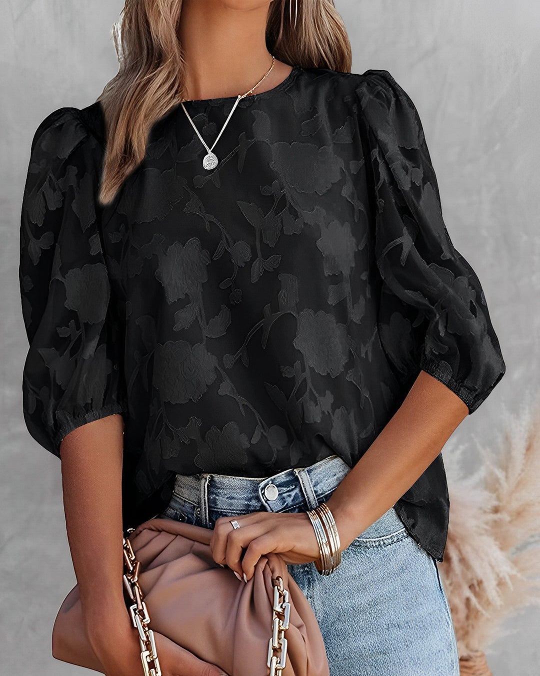 Chemisier Nova à imprimé floral pour femme, coupe légère et tissu fluide adapté aux tenues estivales.