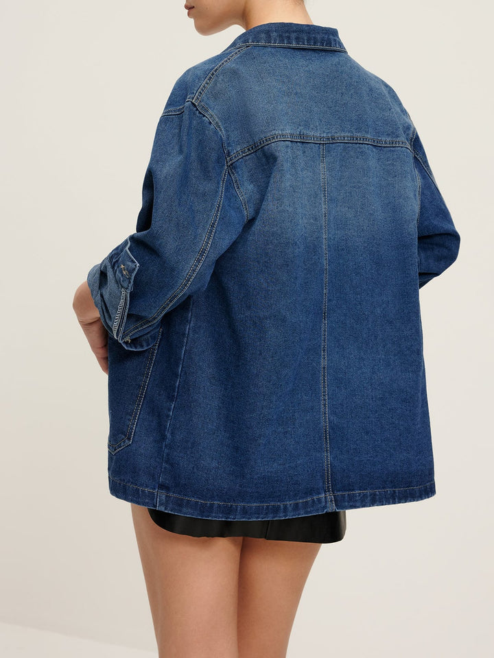 Vue arrière de la veste en jean Nyselle pour femme, mettant en valeur sa coupe décontractée et moderne. La veste en denim bleu est dotée de coutures soignées et de manches retroussées, offrant un style à la fois simple et élégant, parfait pour un look casual.