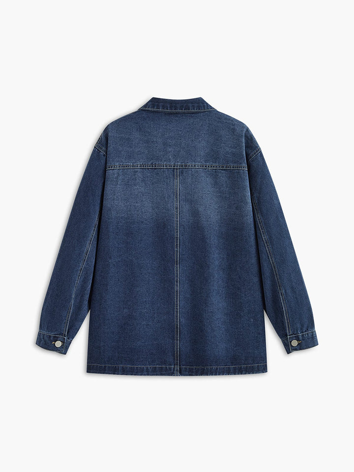 Vue arrière de la veste en jean 'Nyselle' pour femme, avec une coupe décontractée. Cette veste en denim bleu présente des manches longues et des boutons métalliques, offrant un style moderne et épuré, idéal pour un look casual.