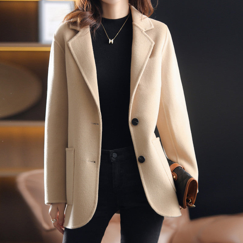 Veste Clarisse chaude et chic pour femme, coupe structurée adaptée aux tenues d'automne-hiver élégantes.