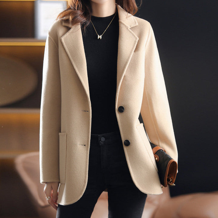 Veste Clarisse chaude et chic pour femme, coupe structurée adaptée aux tenues d'automne-hiver élégantes.