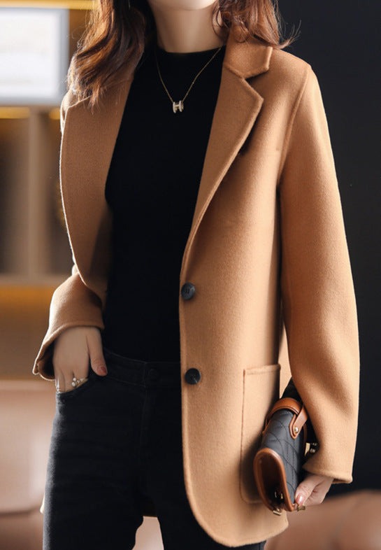 Veste Clarisse chaude et chic pour femme, coupe structurée adaptée aux tenues d'automne-hiver élégantes.