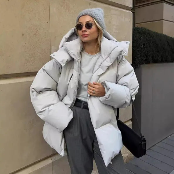 Veste Mariette coupe courte à capuche pour femme, style hivernal urbain adapté aux tenues polyvalentes.