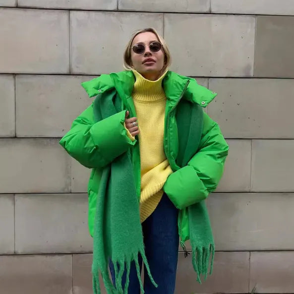 Veste Mariette coupe courte à capuche pour femme, style hivernal urbain adapté aux tenues polyvalentes.