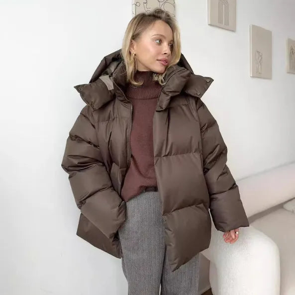 Veste Mariette coupe courte à capuche pour femme, style hivernal urbain adapté aux tenues polyvalentes.