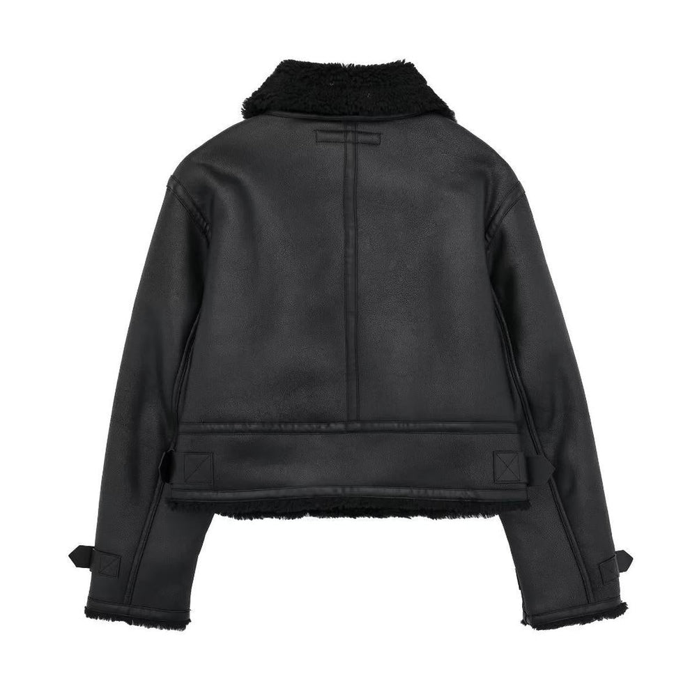 Veste Odette coupe courte pour femme, doublure chaude adaptée aux tenues hivernales urbaines.