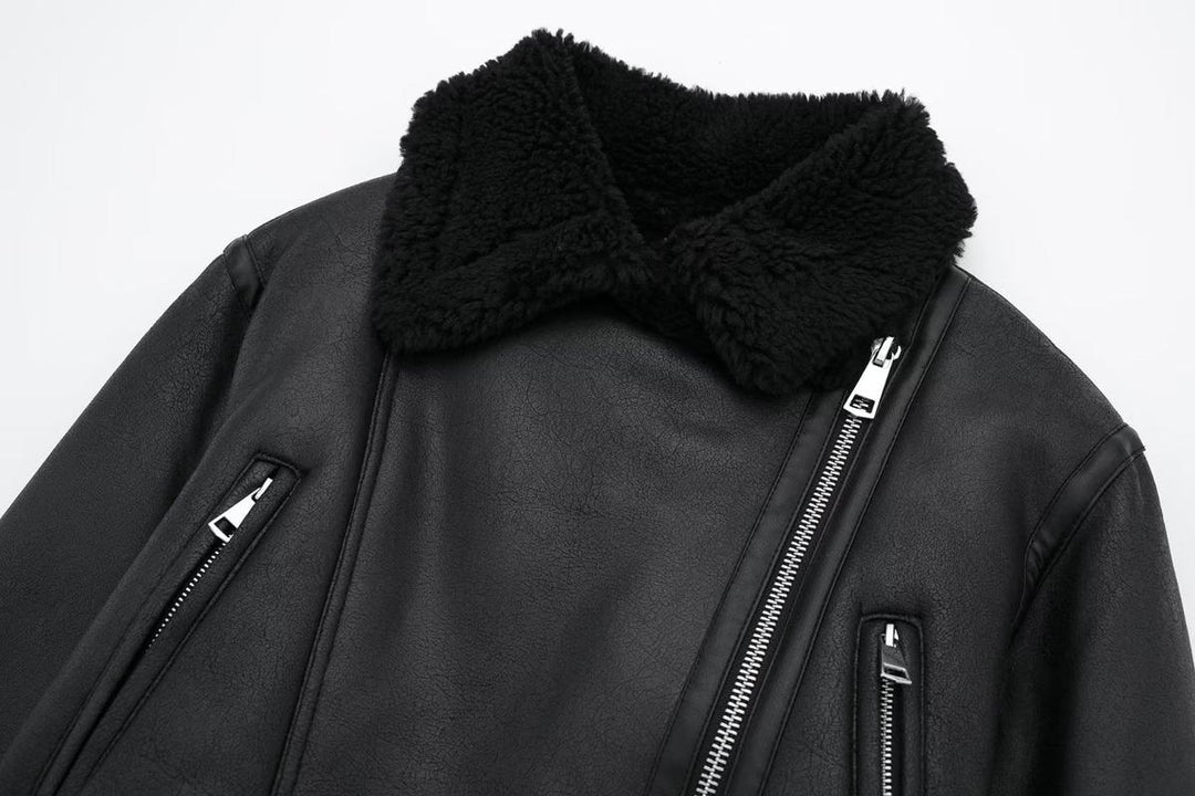 Veste Odette coupe courte pour femme, doublure chaude adaptée aux tenues hivernales urbaines.