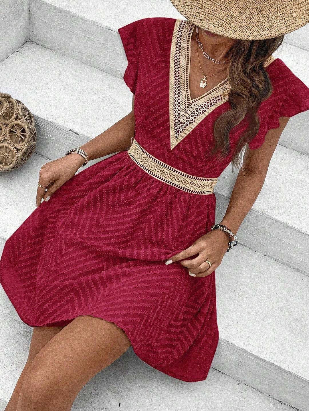 Robe mini d'été à col V pour femme, avec des volants féminins et une taille marquée par une bande en crochet. Cette robe rouge au motif chevron est parfaite pour un look estival chic, idéale pour vos journées ensoleillées et vos occasions spéciales.