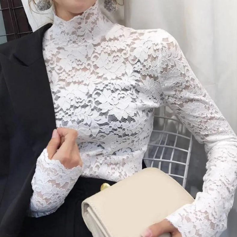 Haut en dentelle pour femme blanc, à manches longues avec col montant, coupe ajustée et motifs floraux raffinés, style élégant et tendance.