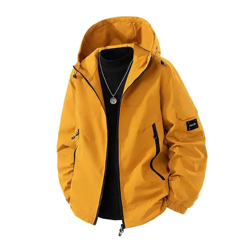 Veste d'hiver pour homme en couleur moutarde, équipée d'une capuche ajustable et de poches zippées. Ce modèle est conçu pour offrir chaleur et confort tout en restant élégant. Un logo discret est visible sur la manche.