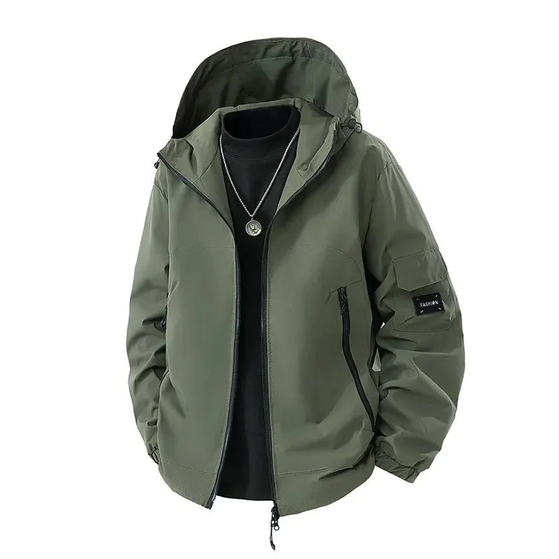 Veste d'hiver pour homme de couleur olive, avec capuche et poches zippées. Ce modèle offre une coupe moderne et pratique, parfait pour rester au chaud lors des journées froides. Un logo est visible sur la manche.
