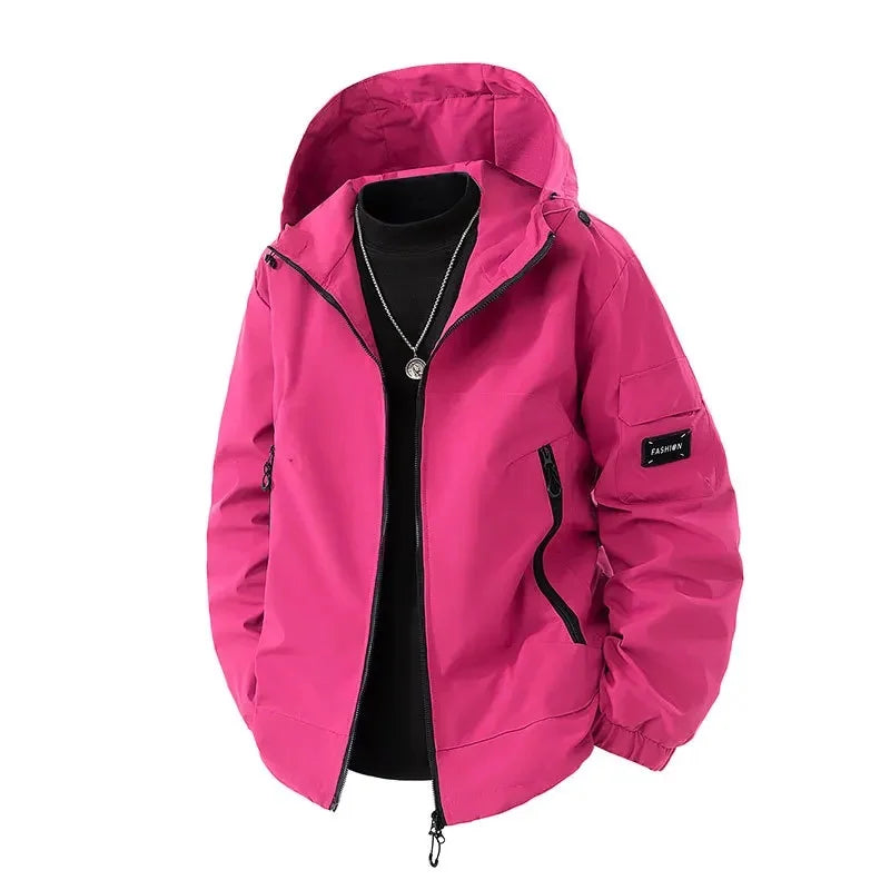 Veste d'hiver pour homme en couleur rose vif avec capuche. Cette veste légère est dotée de poches zippées et d'un logo sur la manche, offrant un style moderne et pratique, idéale pour les journées fraîches.