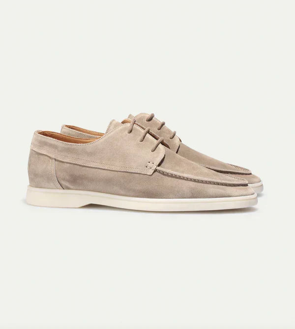 Paire de mocassins à lacets Paulin pour homme en suédine beige clair, avec silhouette élégante, coutures raffinées et semelle claire contrastante pour un style tendance et haut de gamme.