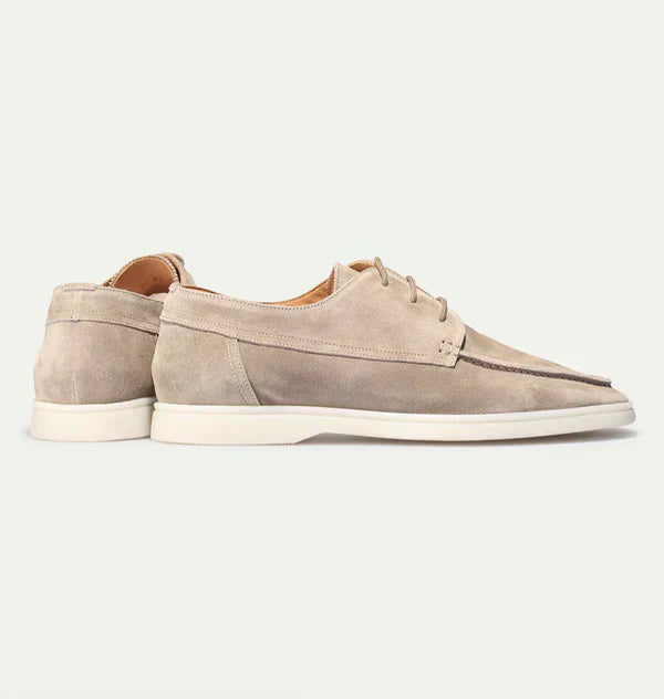 Vue latérale des mocassins à lacets Paulin pour homme en suédine beige clair, avec finition élégante et semelle claire contrastante, idéale pour un style moderne et raffiné.