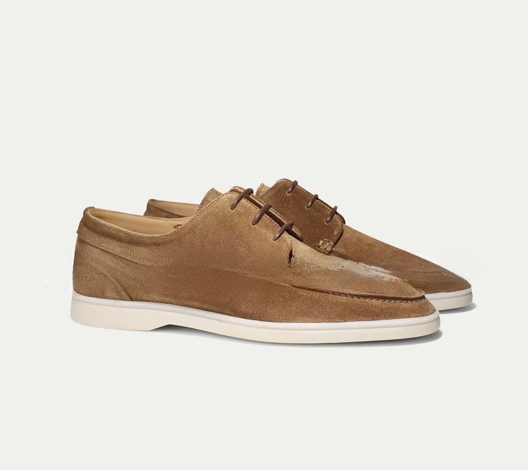Paire de mocassins à lacets Paulin pour homme en suédine beige camel, avec design élégant et semelle claire contrastante, parfaite pour un style tendance et raffiné.