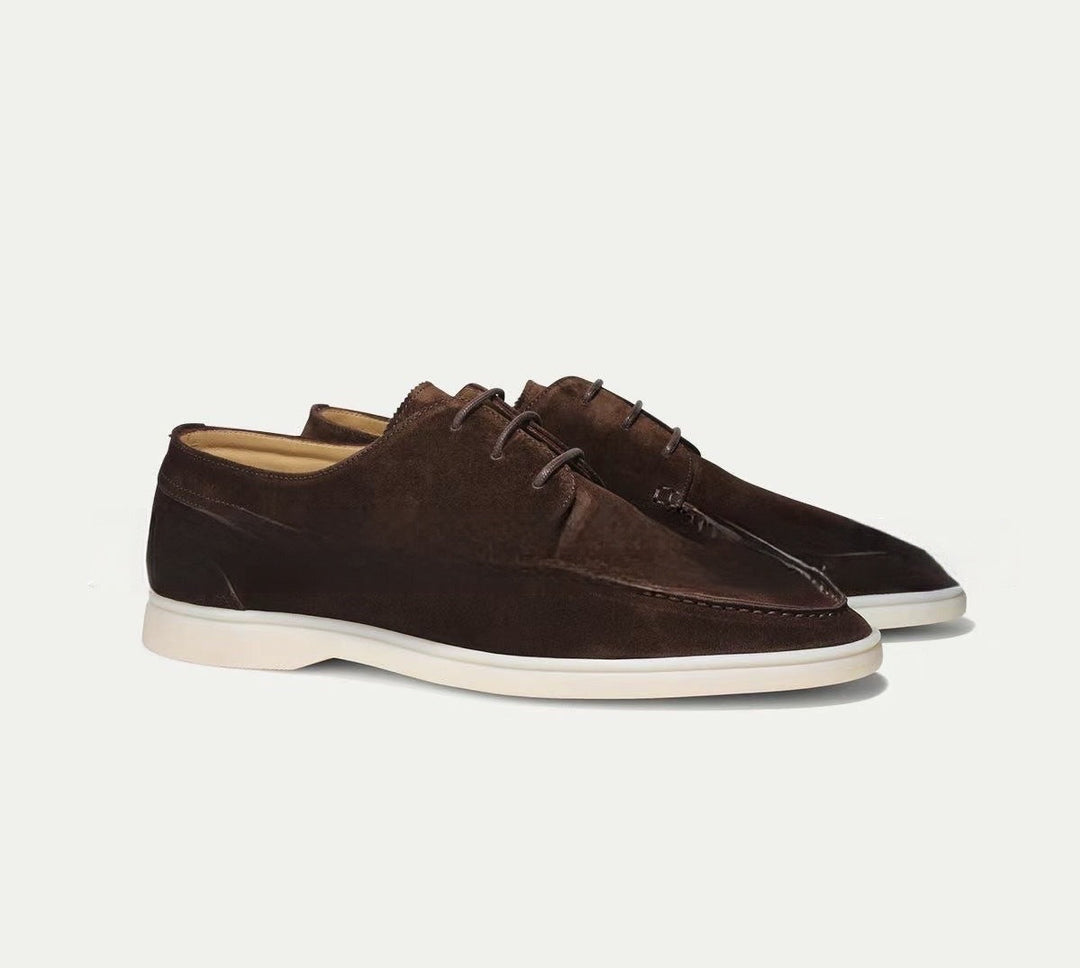 Paire de mocassins à lacets Paulin pour homme en suédine marron foncé, avec finition élégante et semelle claire contrastante, idéale pour un style moderne et haut de gamme.