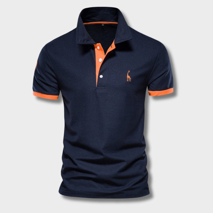 Polo homme Philippe tendance en bleu marine, avec col à boutons et finitions contrastées orange sur les manches et l’intérieur du col, pour un style moderne et dynamique.