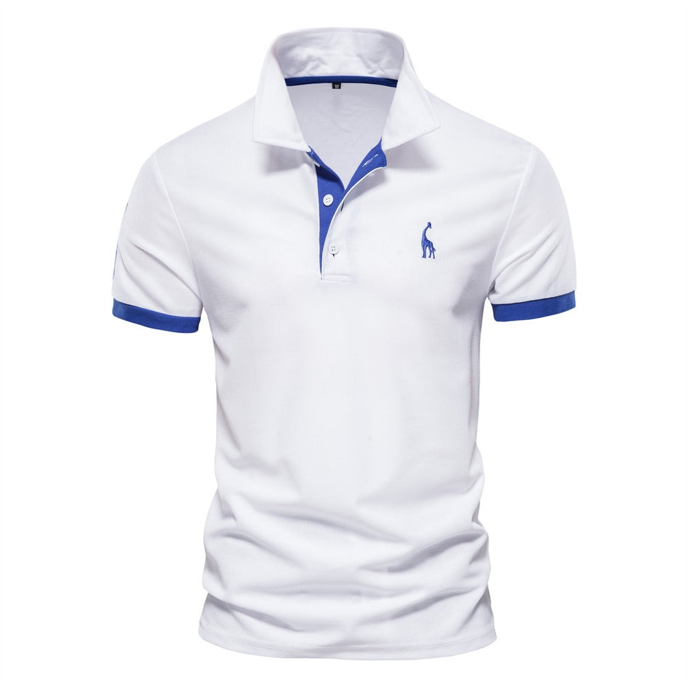 Polo homme Philippe tendance en blanc, avec col à boutons et finitions contrastées bleues sur les manches et l’intérieur du col, pour un style moderne et raffiné.