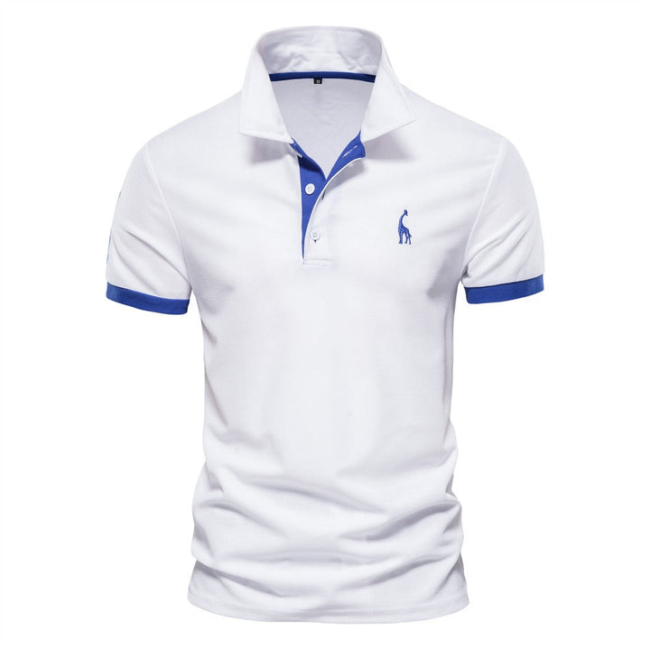 Polo homme Philippe tendance en blanc, avec col à boutons et finitions contrastées bleues sur les manches et l’intérieur du col, pour un style moderne et raffiné.