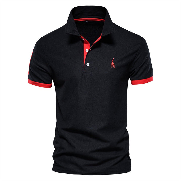 Polo homme Philippe tendance en noir, avec col à boutons et détails contrastés rouges sur les manches et l’intérieur du col, pour un look moderne et élégant.