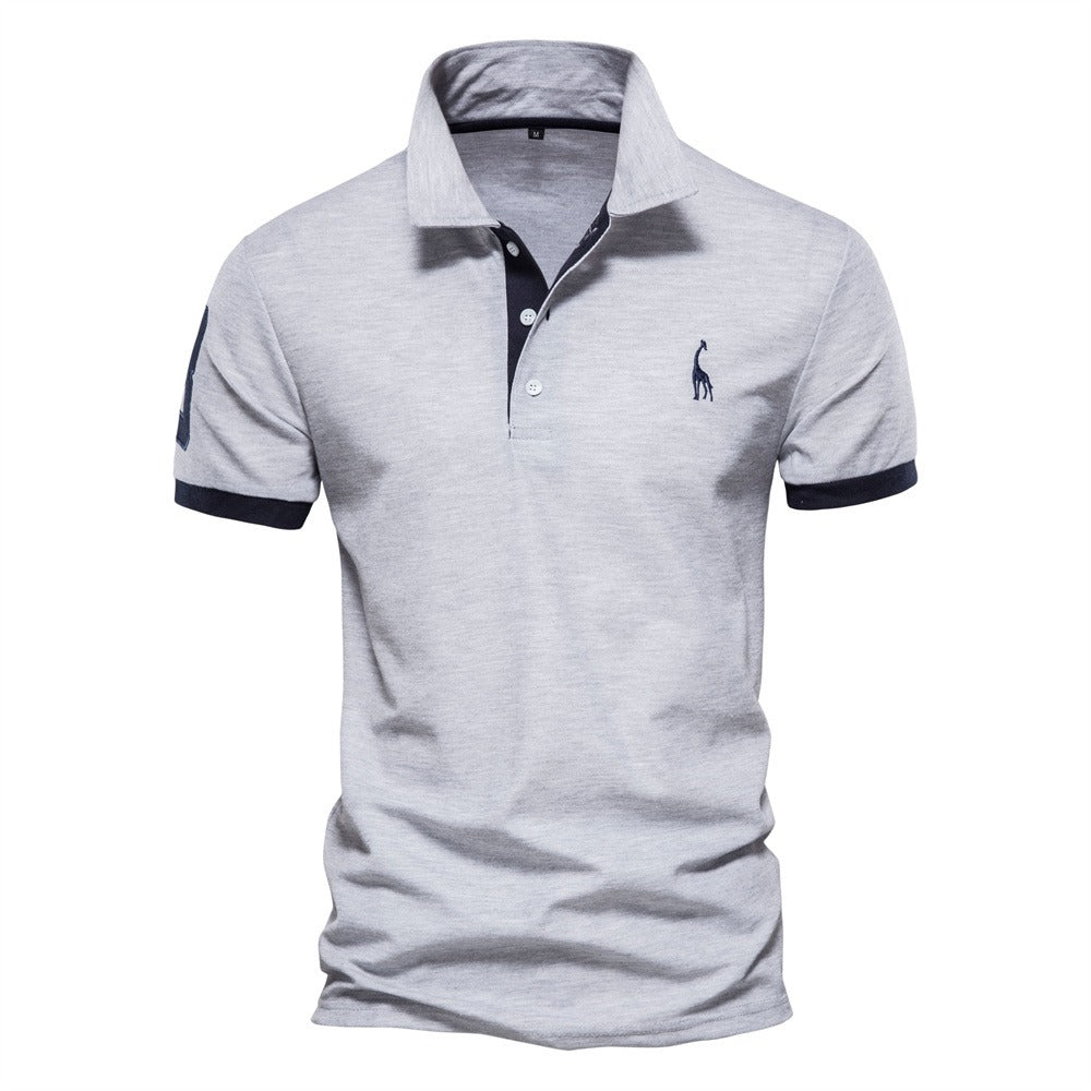 Polo homme Philippe tendance en gris clair, avec col classique à boutons et finitions contrastées sur les manches et le col, offrant un style moderne et élégant au quotidien.