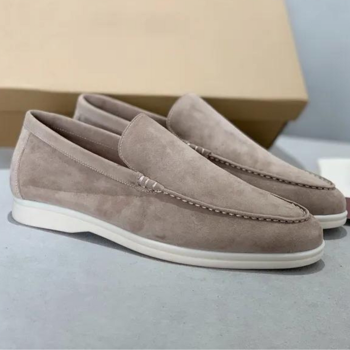 Élégants mocassins en daim beige, avec une finition soignée et une semelle blanche contrastée, offrant un style moderne et raffiné pour les hommes.