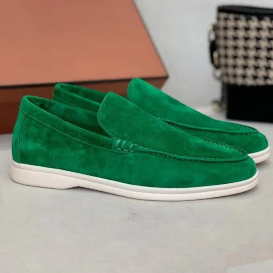 Mocassins en daim vert vif avec une finition soignée et une semelle blanche, ajoutant une touche audacieuse et moderne à votre garde-robe.