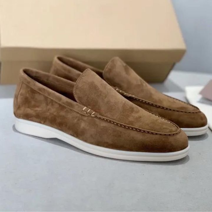 Mocassins en daim marron clair avec une finition soignée et une semelle blanche, alliant confort et style pour une allure moderne et élégante.