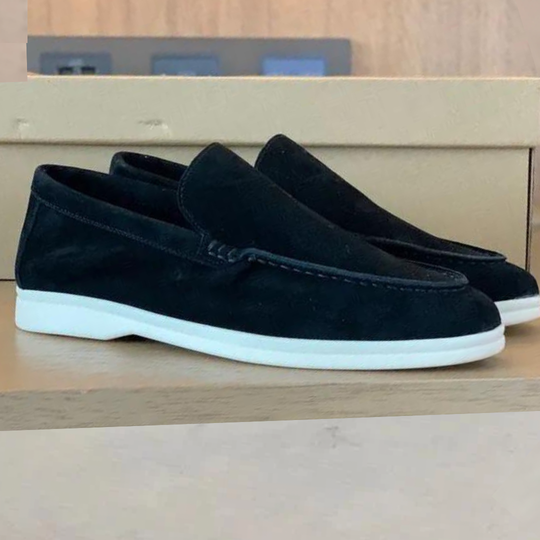 Mocassins en daim noir avec une finition élégante et une semelle blanche, offrant un look moderne et sophistiqué pour les hommes.