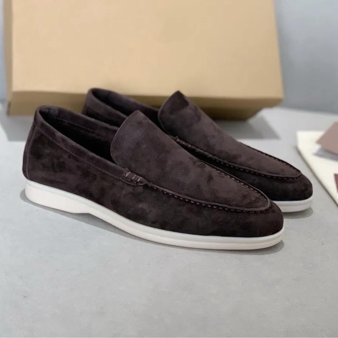 Mocassins en daim violet foncé avec une finition soignée et une semelle blanche, combinant élégance et confort pour un style moderne et raffiné.