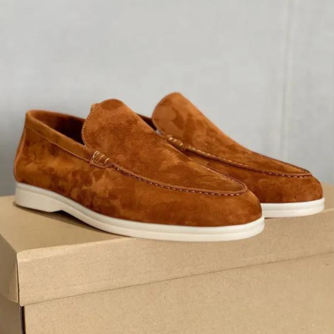 Mocassins en daim marron élégant avec une finition raffinée et une semelle blanche, offrant un look moderne et chic pour les hommes.