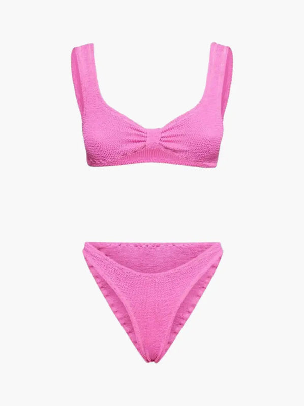 Ensemble bikini femme Raymonde, moderne et élégant. Haut à col en V avec un design simple et raffiné, accompagné d'un bas assorti. Un modèle parfait dans une teinte rose éclatante, idéal pour vos journées au bord de l'eau.