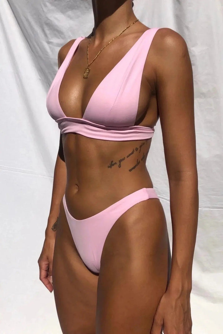 Bikini femme Rebecca rose, avec haut push-up à col en V et larges bretelles, associé à une culotte échancrée taille basse, pour un look moderne, féminin et élégant.