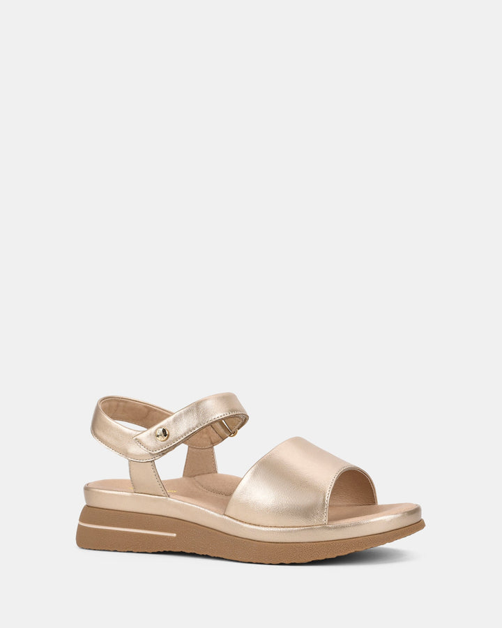 Ces sandales pour femmes à l'aspect métallisé offrent un design moderne et élégant. Elles disposent d'une semelle épaisse pour plus de confort, avec une sangle ajustable à la cheville pour un maintien optimal. Parfaites pour un look stylé et confortable pendant les journées ensoleillées.