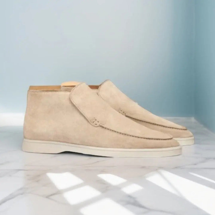 Mocassins en daim beige avec une semelle blanche, offrant un style contemporain et élégant, parfaits pour un look moderne et raffiné.