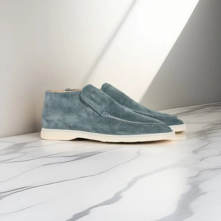 Mocassins en daim bleu-vert avec une semelle blanche, offrant un look élégant et moderne, idéal pour un style raffiné et contemporain.
