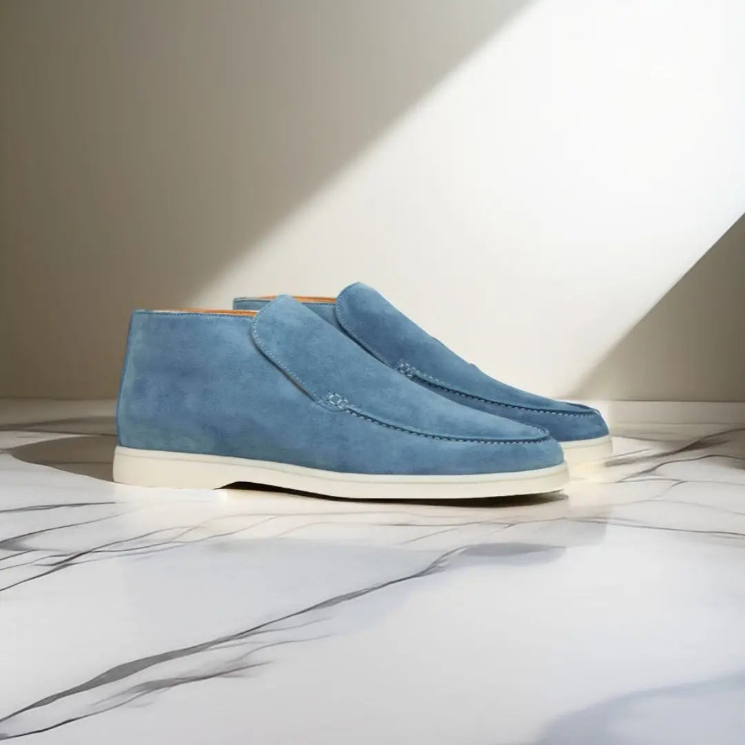 Mocassins en daim bleu clair avec une semelle blanche, parfaits pour un style moderne et élégant, mettant en valeur une allure raffinée.