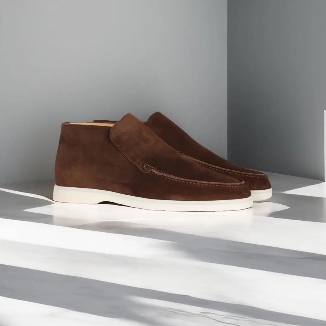 Mocassins en daim marron avec une semelle blanche, parfaits pour un style élégant et moderne, avec une touche de sophistication.