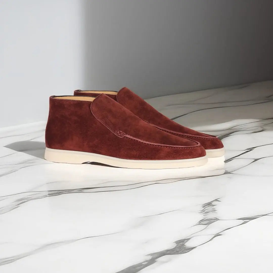 Mocassins en daim rouge brique avec une semelle beige, offrant un style chic et contemporain, parfaits pour un look moderne et sophistiqué.