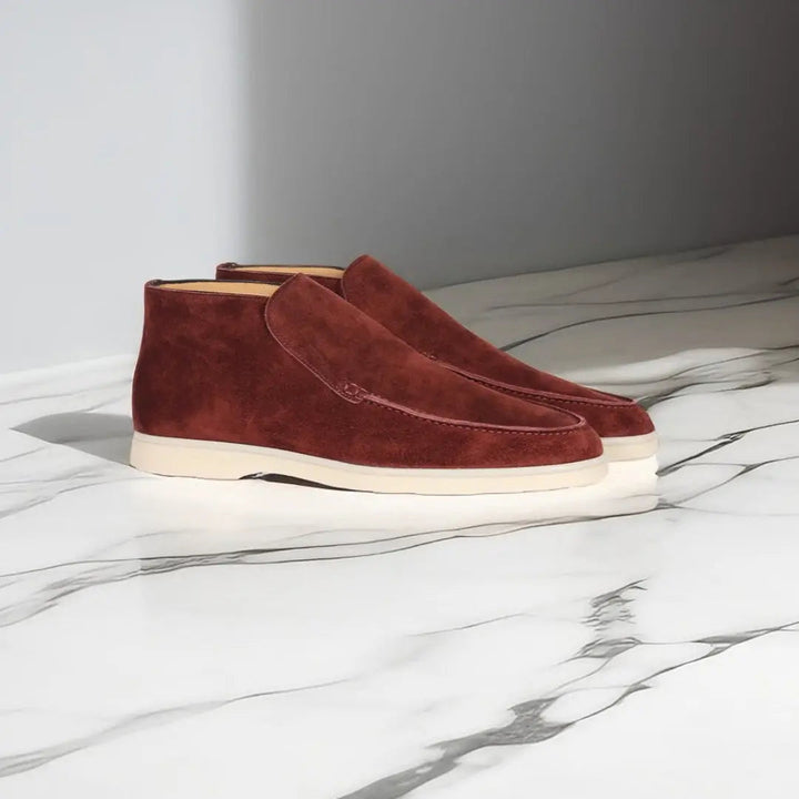 Mocassins en daim rouge brique avec une semelle beige, offrant un style chic et contemporain, parfaits pour un look moderne et sophistiqué.