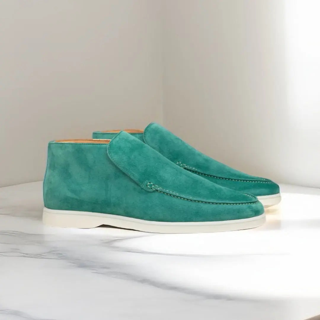 Mocassins en daim vert turquoise avec une semelle blanche, parfaits pour ajouter une touche audacieuse et élégante à votre style moderne et raffiné.