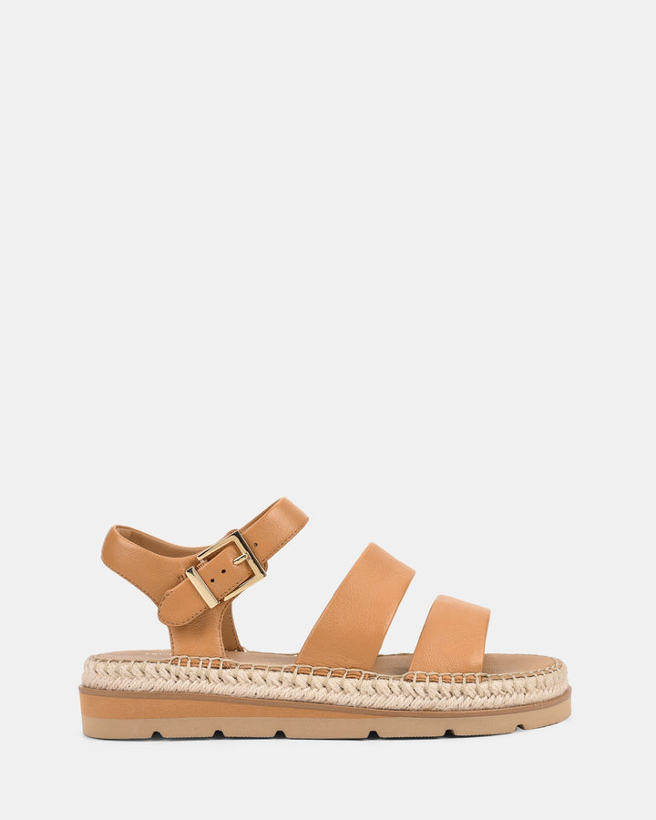 Vue latérale des sandales pour femmes couleur caramel, avec deux brides à l’avant et une sangle de cheville ajustable à boucle. Semelle plateforme avec finition tressée style espadrille, idéale pour un look estival et tendance.