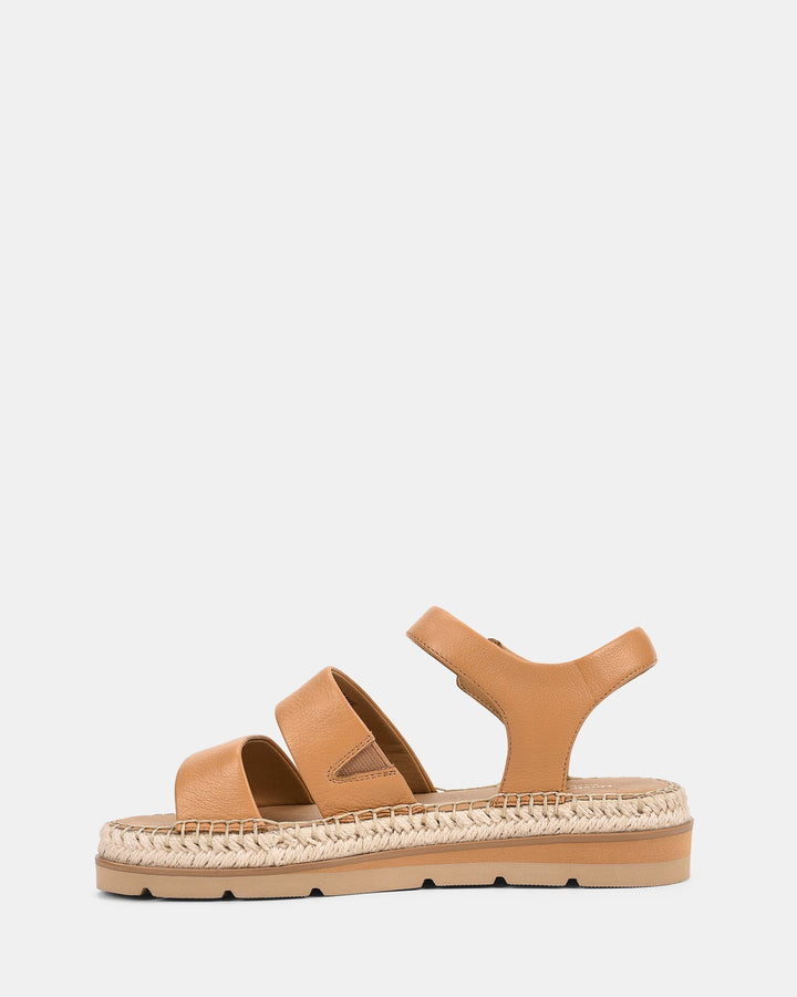 Vue arrière et latérale des sandales pour femmes couleur caramel, avec brides larges et sangle de cheville. Semelle plateforme avec détail tressé style espadrille, offrant confort et allure tendance pour la saison estivale.