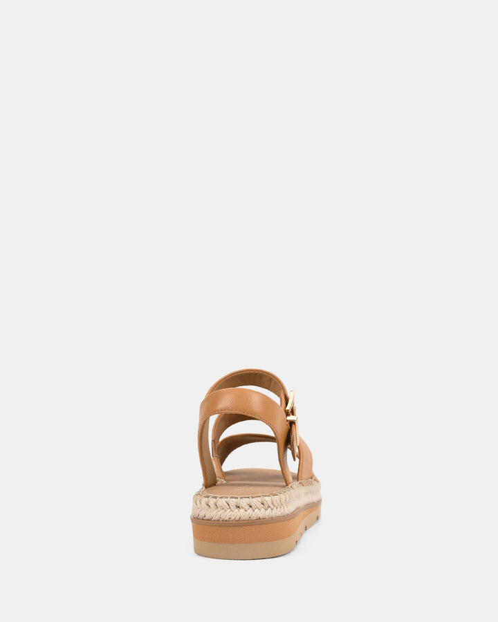 Vue arrière des sandales pour femmes couleur caramel, avec sangle de cheville ajustable et détail de semelle tressée style espadrille. Confort et maintien pour un look estival moderne et tendance.