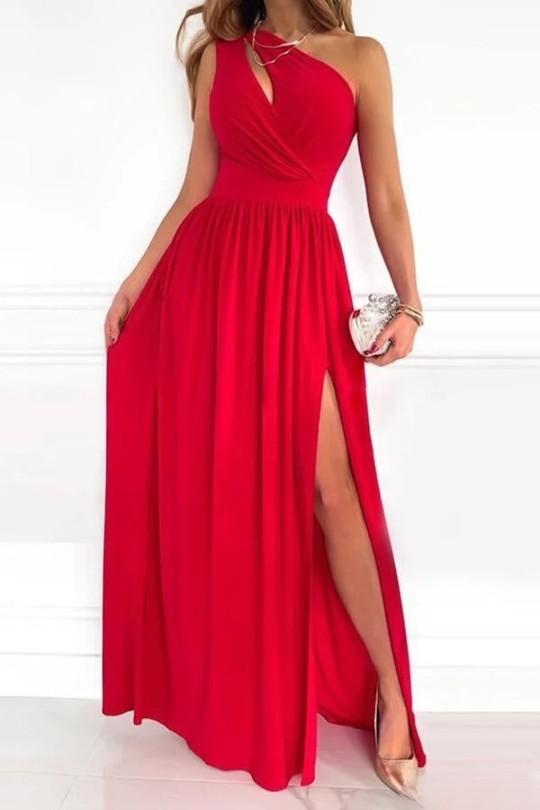 Robe rouge éclatante à épaule unique avec une fente audacieuse sur le côté. Élégante et raffinée, elle est accompagnée d'une pochette brillante et de talons nude, créant une silhouette sensuelle et parfaite pour vos événements spéciaux.