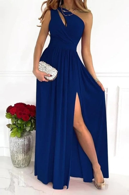 Élégante robe bleu marine à épaule unique avec une fente audacieuse sur le côté. Parfaite pour vos soirées et événements, elle est complétée par une pochette brillante et des talons élégants, créant une silhouette raffinée et séduisante.