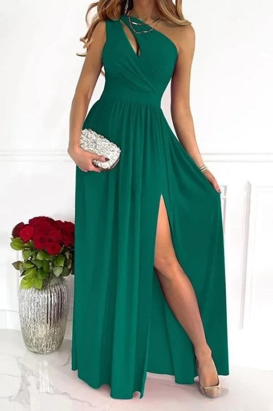 Élégante robe verte à épaule unique avec une fente sexy sur le côté, parfaite pour vos soirées et événements spéciaux. Accessoirisée avec une pochette brillante et des talons, cette robe met en valeur votre silhouette avec un charme indéniable.