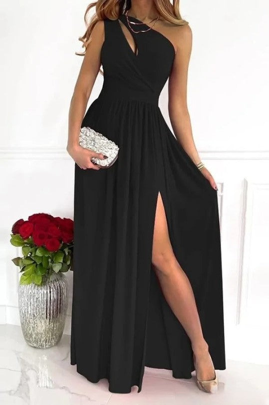 Élégante robe noire à épaule dénudée avec une fente sur le côté, parfaite pour vos occasions spéciales. Accessoirisée d'une pochette brillante et de talons raffinés, cette robe met en valeur votre silhouette avec style.