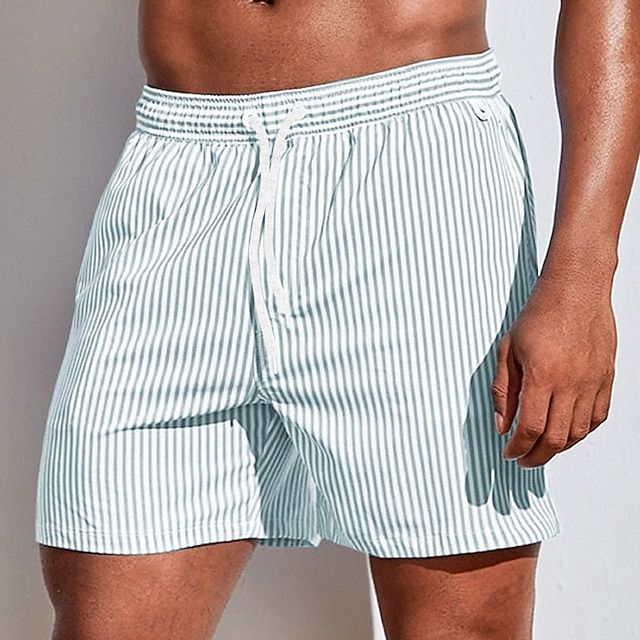 Short de bain homme à fines rayures vert menthe et blanc, taille élastique avec cordon de serrage, coupe confortable et look estival.